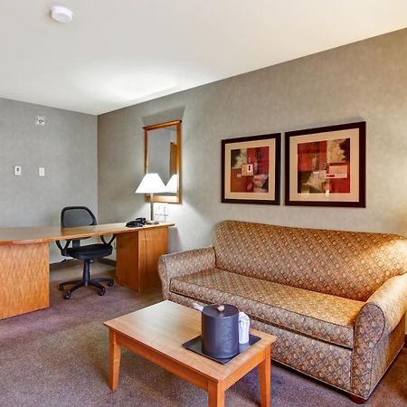 Ramada By Wyndham Ponoka Hotel Exterior photo