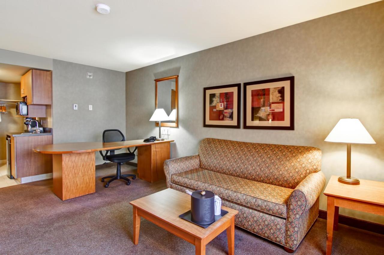 Ramada By Wyndham Ponoka Hotel Exterior photo
