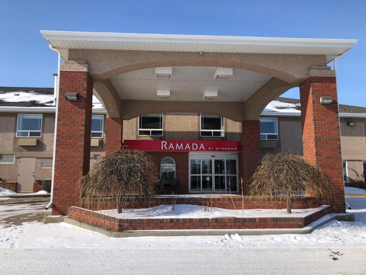 Ramada By Wyndham Ponoka Hotel Exterior photo