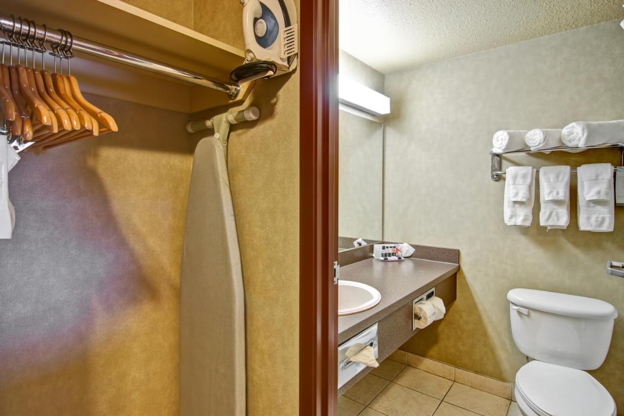 Ramada By Wyndham Ponoka Hotel Exterior photo