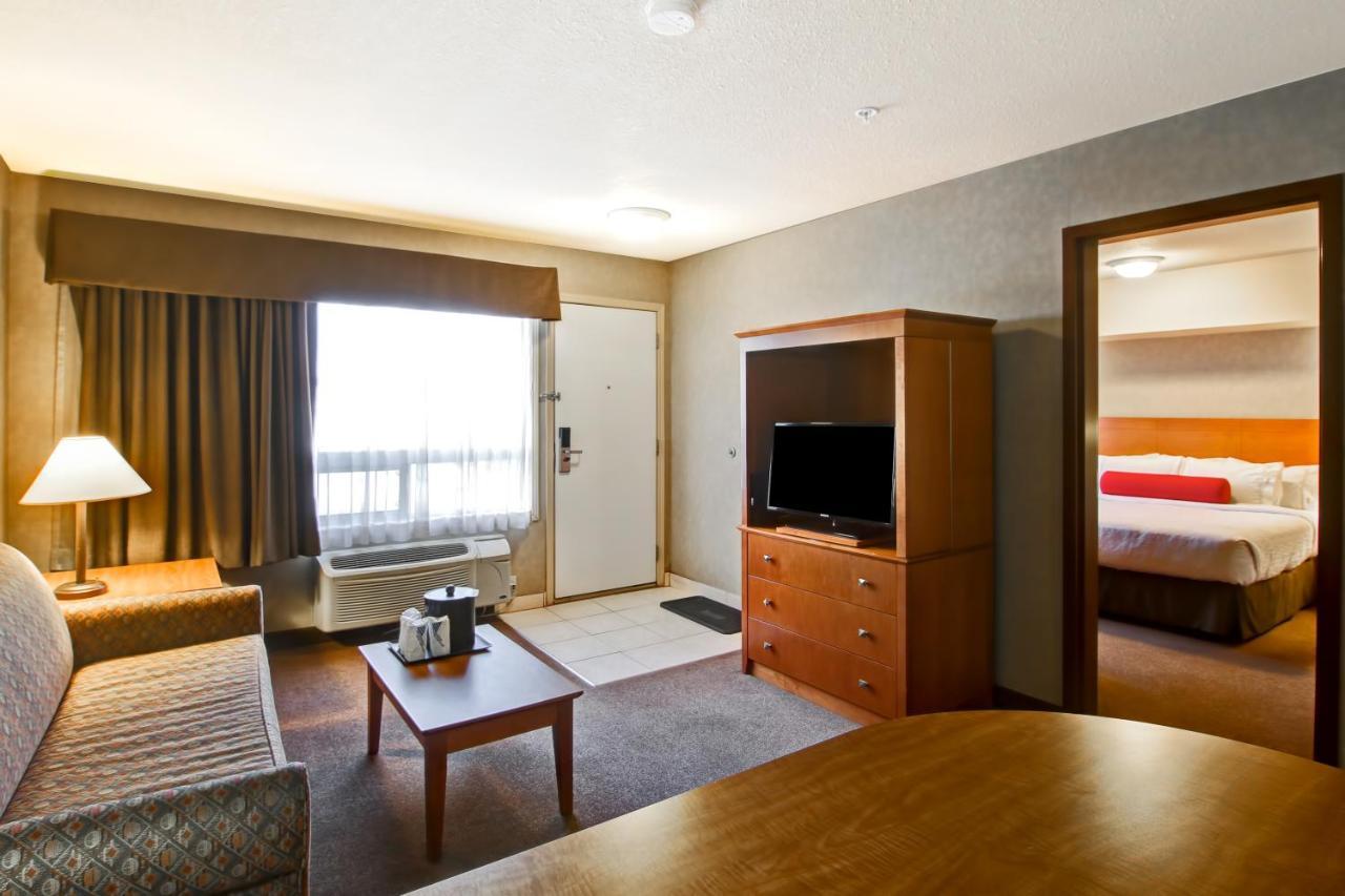 Ramada By Wyndham Ponoka Hotel Exterior photo