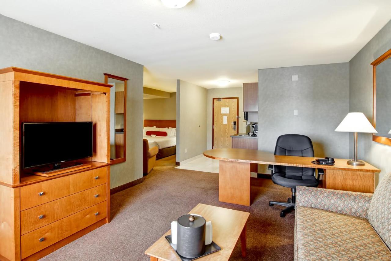 Ramada By Wyndham Ponoka Hotel Exterior photo