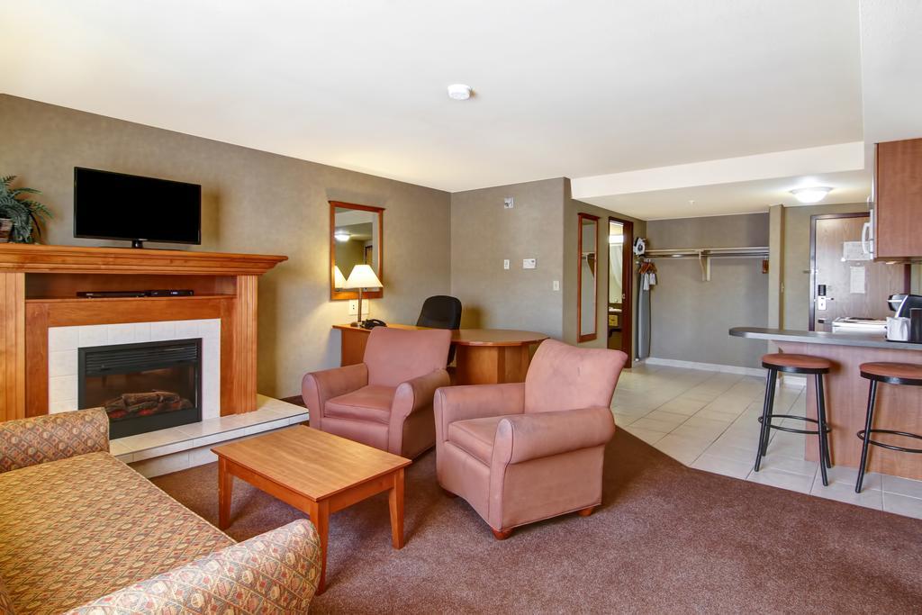 Ramada By Wyndham Ponoka Hotel Exterior photo