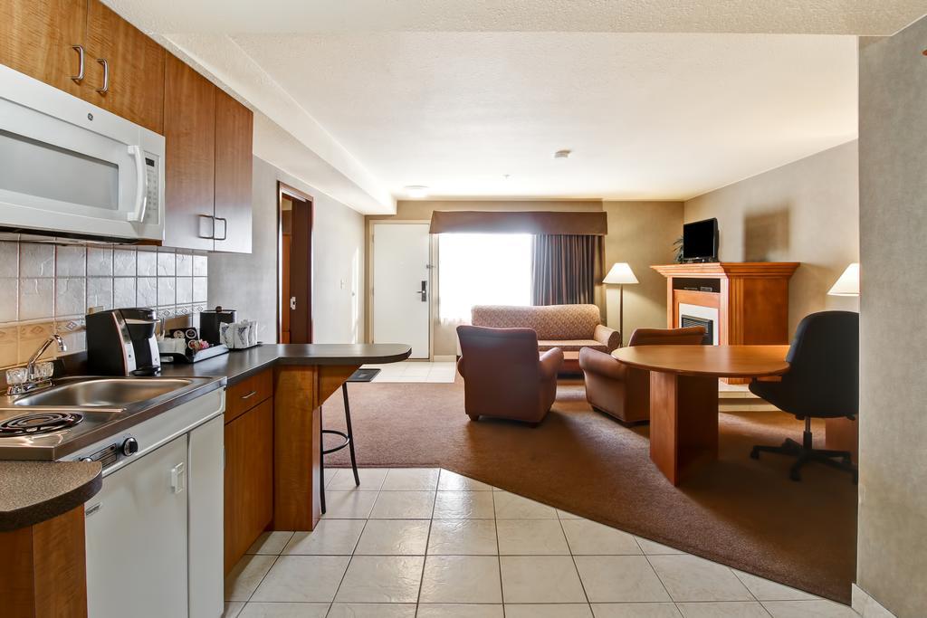 Ramada By Wyndham Ponoka Hotel Exterior photo
