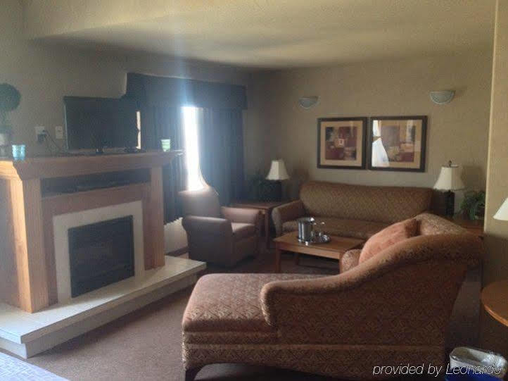 Ramada By Wyndham Ponoka Hotel Exterior photo