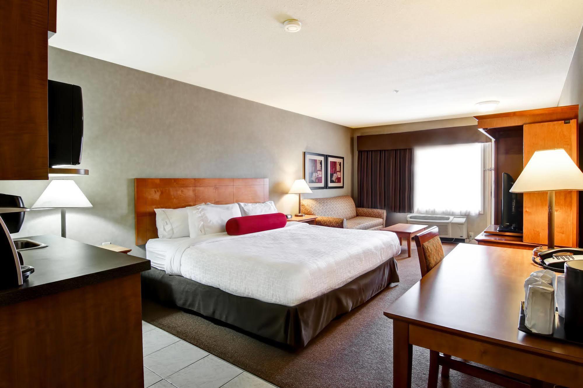 Ramada By Wyndham Ponoka Hotel Exterior photo
