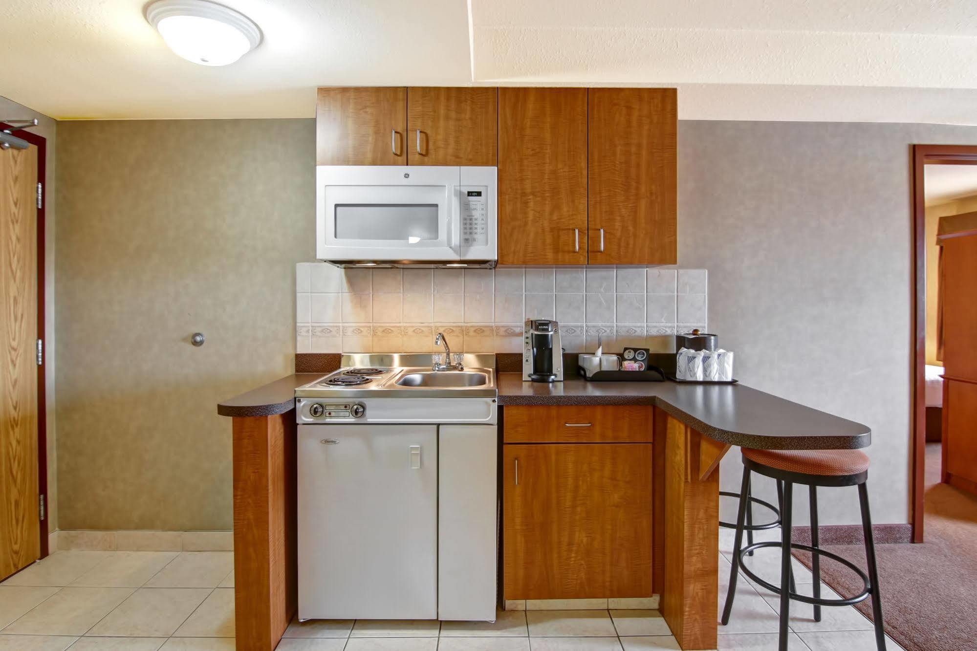 Ramada By Wyndham Ponoka Hotel Exterior photo