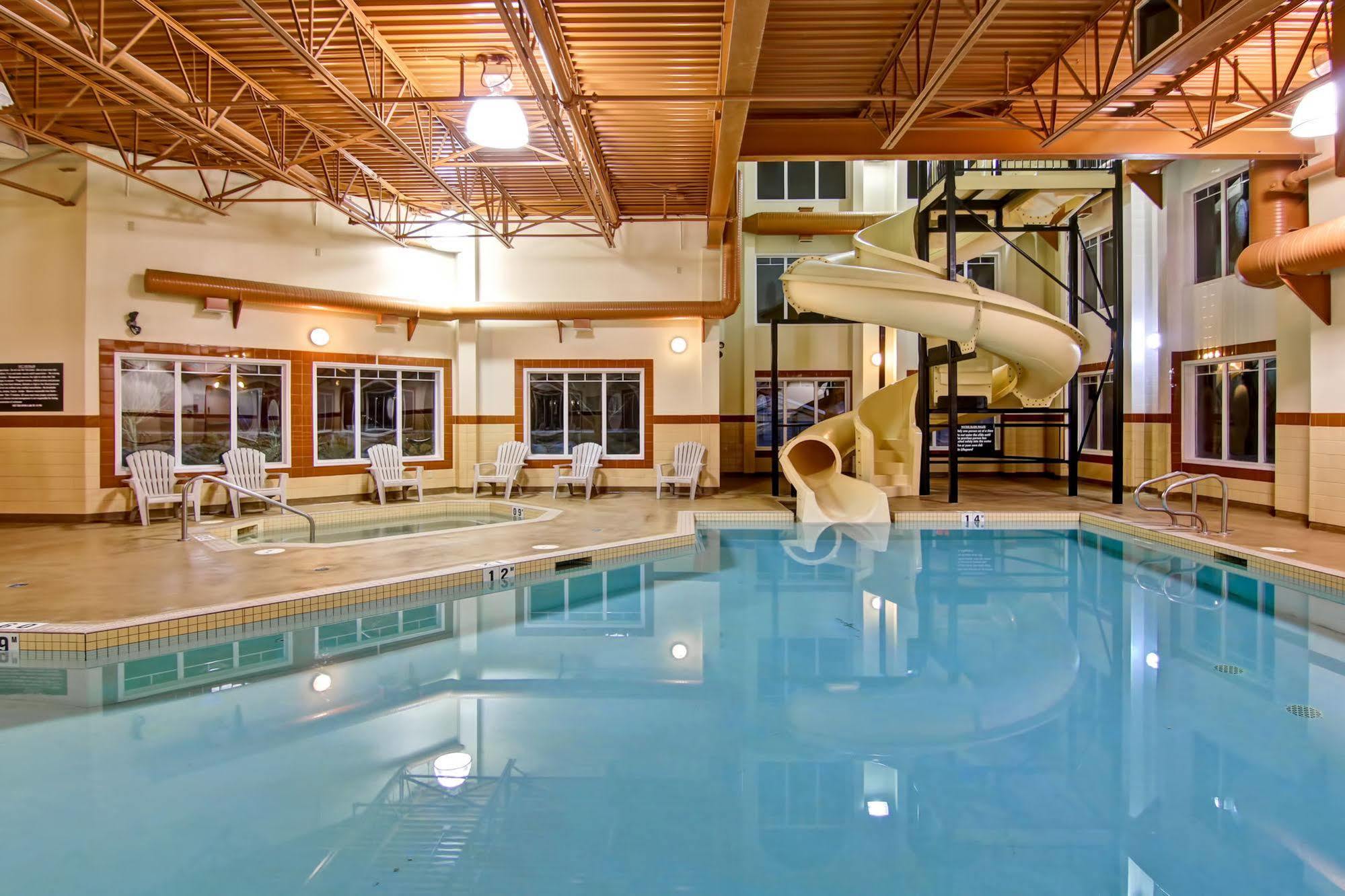 Ramada By Wyndham Ponoka Hotel Exterior photo