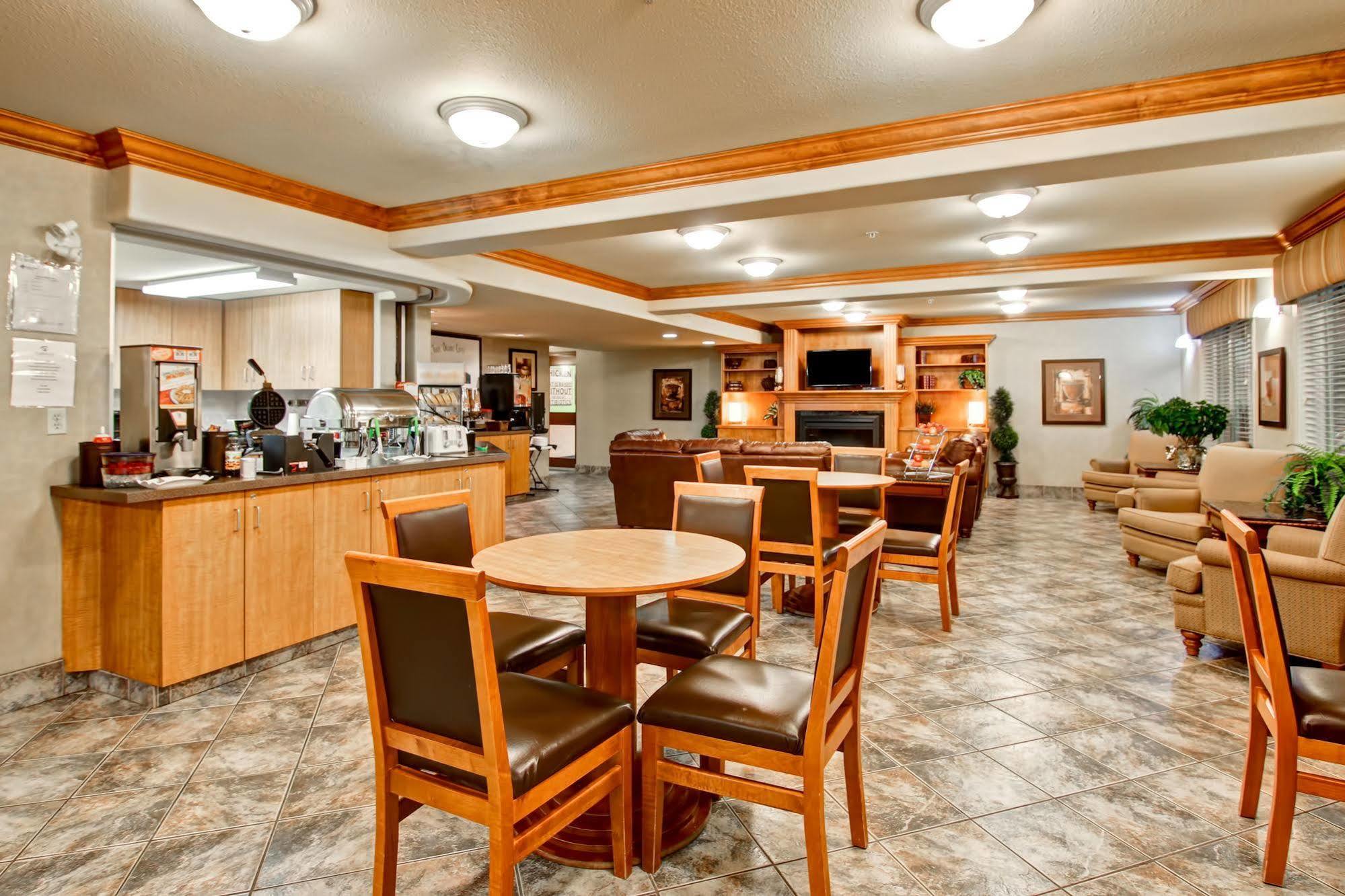 Ramada By Wyndham Ponoka Hotel Exterior photo
